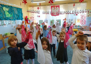 Dzieci tańczą z chusteczkami do utworu „Preludium” Fryderyka Choina.